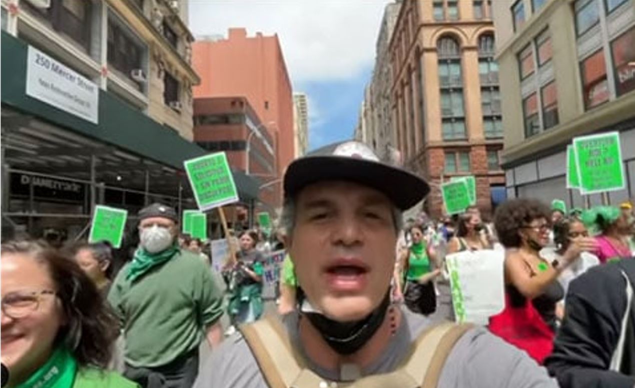 Além da atuação, Mark Ruffalo é ativista em causas ambientais, direitos civis e igualdade social. Ele defende ações contra a mudança climática, o controle de armas e políticas de proteção às comunidades vulneráveis.
