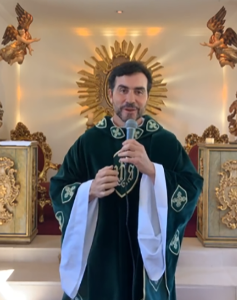 Um padre também é quem geralmente conduz missas e outras cerimônias religiosas como casamentos e batizados. Os padres também ouvem as confissões dos fiéis e lhes dão um perdão mediante algumas orações.-reprodução instagram