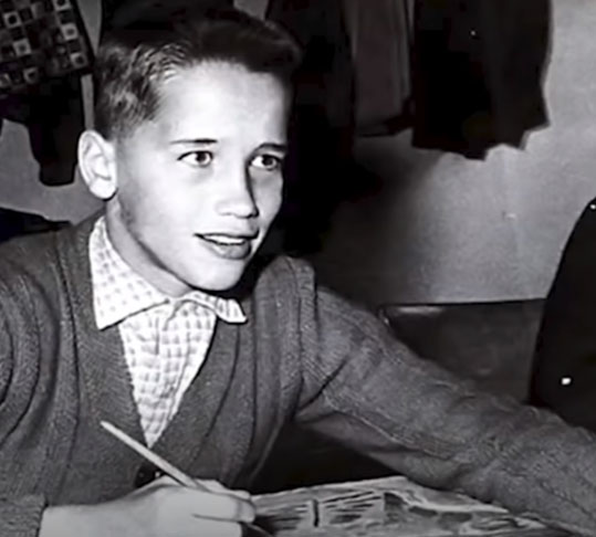 Arnold Schwarzenegger nasceu em 30 de julho de 1947 na cidade de Thal, no estado de Estíria, na Áustria, em uma família de sete irmãos de um casal formado por uma policial e uma dona de casa. Já adulto, angustiado por saber o que o pai foi do Partido Nazista e lutou na Segunda Guerra Mundial, Schwarzenegger encomendou uma investigação e concluiu que ele não havia cometido, diretamente, nenhuma atrocidade. 