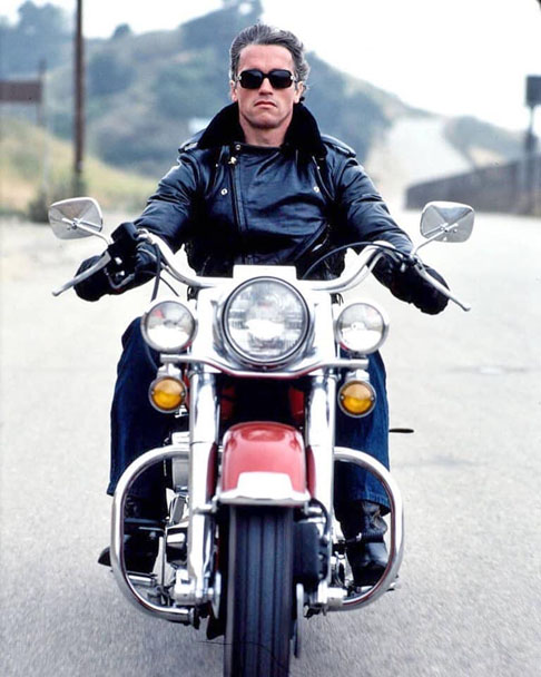 Arnold Schwarzenegger - O "Exterminador do Futuro" se amarra em motocicletas. Entre elas, Harley-Davidson e, principalmente, Indian Chief Classic. 