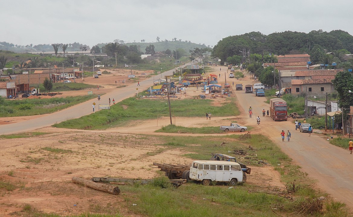 Anapu (PA) - 42,30 pontos -  Reconhecida pelos conflitos agrários, inclusive mortes violentas. Infraestrutura de transporte e serviços básicos é insuficiente. Desmatamento relacionado à agricultura extensiva.