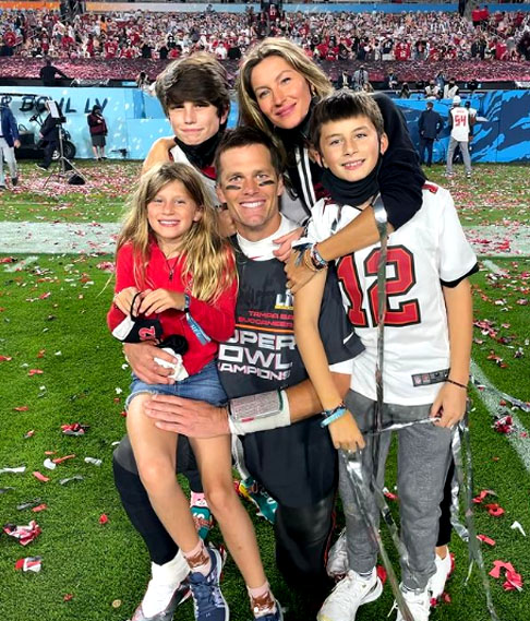 Gisele foi casada com Brady entre 2009 e 2002.  Eles têm dois filhos: Benjamin Rein Bündchen Brady, nascido em 8/12/ 2009 e  Vivian Lake Bündchen Brady, nascida em 5/12/2012, ambos em Boston, Massachussetts EUA. Gisele foi madrasta de John Edward, filho de um casamento anterior de Brady. 