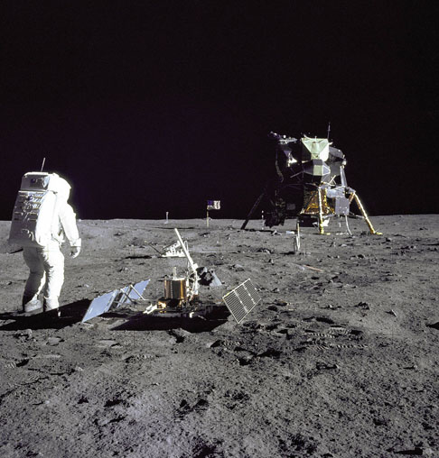 <p>Os astronautas Neil Armstrong, Michael Collins e Buzz Aldrin pousaram o módulo lunar Eagle em 20 de julho de 1969 às 20h17min UTC. Armstrong pisou na superfície lunar e falou palavras que ficaram famosas: “É um pequeno passo para [um] homem, um passo gigante para a humanidade”.</p>
