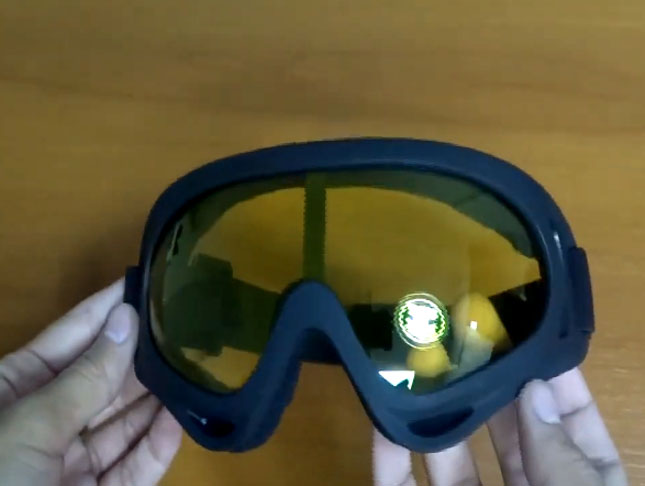 Óculos escuros - Os modelos de acetato, anatômicos junto ao nariz, são os melhores. Ficam por dentro do capacete e protegem contra objetos "voadores". 