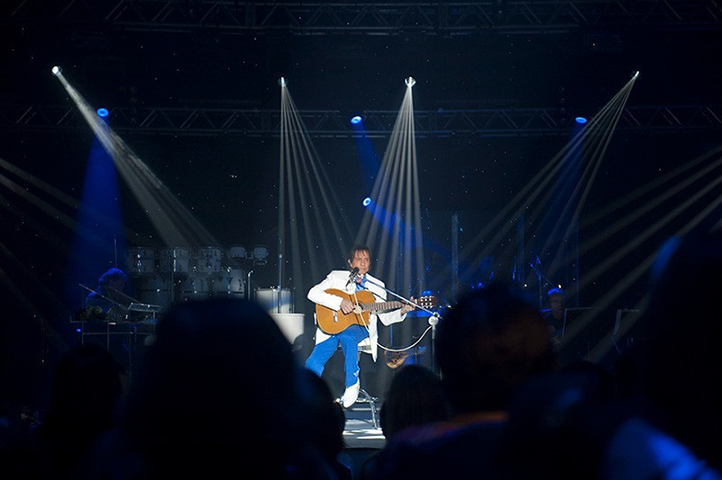 Historicamente, quando o Rei começa esta canção, os presentes vão para a frente do palco para receber rosas. Geralmente, a ordem das últimas músicas é 