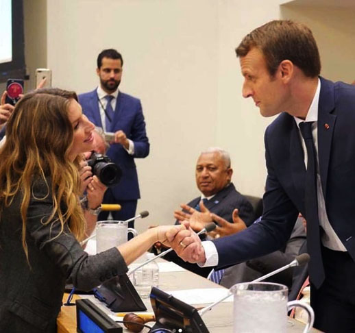 Em 2009, Gisele foi nomeada Embaixadora da Boa Vontade do Programa das Nações Unidas para o Meio Ambiente. Como defensora do meio ambiente, teve contato com altas autoridades em conferências sobre a preservação do planeta. Na foto, ela cumprimenta o presidente da França, Emmanuel Macron.