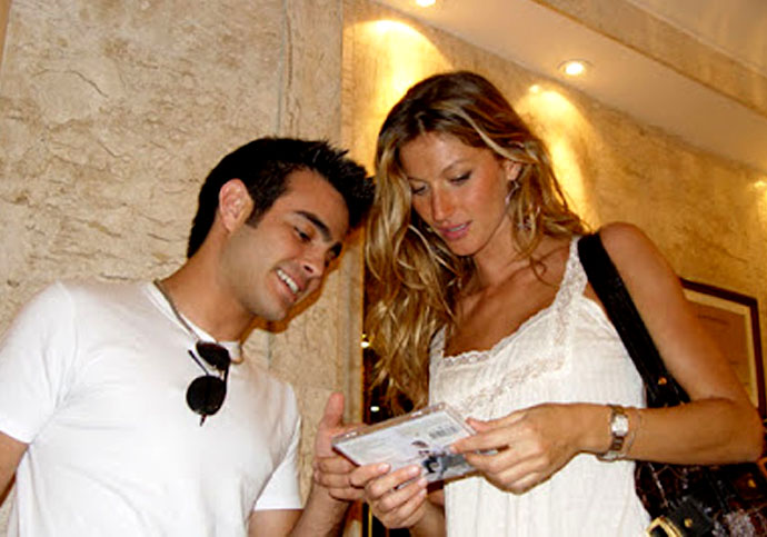 Gisele foi homenageada pelo cantor brasileiro Gabriel Guerra que, em parceria com Pedro Cezar, compôs a canção 