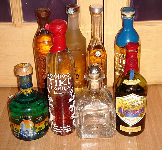 No caso de bebidas alcoólicas, é permitido adquirir até 24 unidades, com um máximo de 12 unidades por tipo de bebida. Para cigarros, o limite é de 20 maços e para charutos, 25 unidades. Essas lojas estão localizadas nos aeroportos, e as mercadorias adquiridas lá são isentas de impostos dentro dos limites de quantidade e valor mencionados.