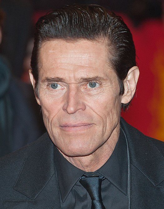 Na história, Dafoe interpretará Dante, um homem solitário que trabalha oferecendo abraços e conforto emocional a desconhecidos. Mas sua rotina muda ao conhecer Ava, personagem de Fernanda Torres, uma imigrante com quem cria uma conexão inesperada. A relação entre os dois se torna o centro emocional da trama, que aborda temas como solidão, carência afetiva e a busca humana por proximidade em uma sociedade cada vez mais distante emocionalmente.
