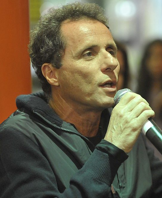 Aos 64 anos, o guitarrista dos Titãs revelou o diagnóstico de câncer no pâncreas no início de março, supreendendo os fãs.