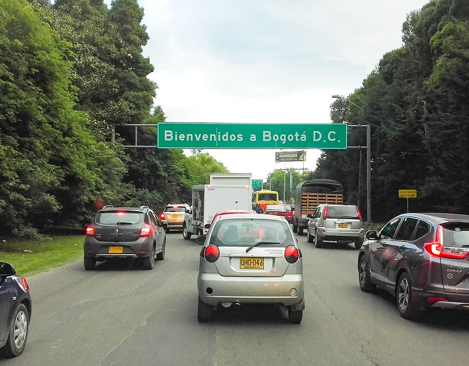 Uma recente pesquisa mostrou que os motoristas chegam a passar, ao todo, o equivalente a 11 dias e 272 horas do ano dentro de seus carros, parados em engarrafamentos.  - EEIM wiki commons
