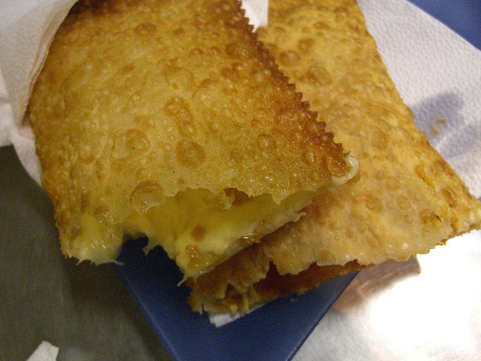 Pastéis também são ótimas opções para conversar e não ver o tempo passar. Existem muitos sabores, incluindo salgados e doces. É muito comum em Portugal.  Com um suquinho, é uma delícia. 