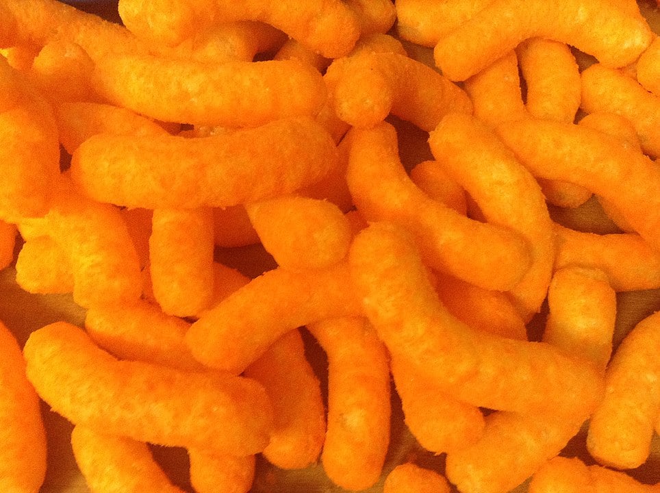Outro vilão bastante comum são os alimentos industrializados e ricos em sódio, como batatas fritas de pacote, salgadinhos e biscoitos salgados. Em voos longos, o corpo tende a reter mais líquido, e o excesso de sal intensifica esse processo.