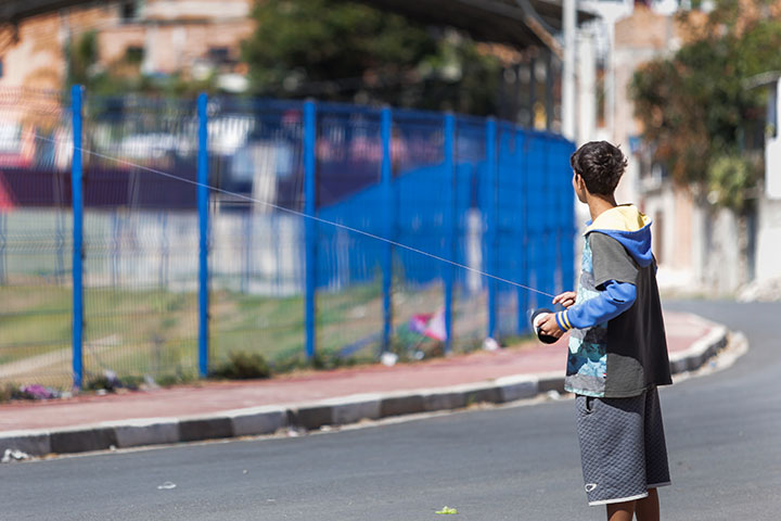 <p>Por isso, autoridades e concessionárias de energia alertam para que a brincadeira ocorra apenas em áreas abertas, longe da fiação e sem o uso de cerol ou materiais cortantes.</p>

