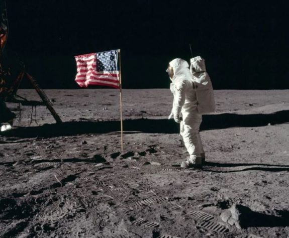 Buzz Aldrin bandeira EUA na Lua