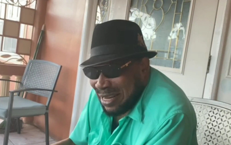 Derrick Morgan - Músico jamaicano, nascido em 27/3/1940,  se popularizou nos anos 1960 e 1970, trabalhou com Bob Marley e Jimmy Cliff. Aposentou-se em 2010 e depois participou de coletâneas e eventos.  