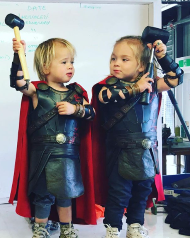 Filhos de Chris Hemsworth comemoram aniversário fantasiados de