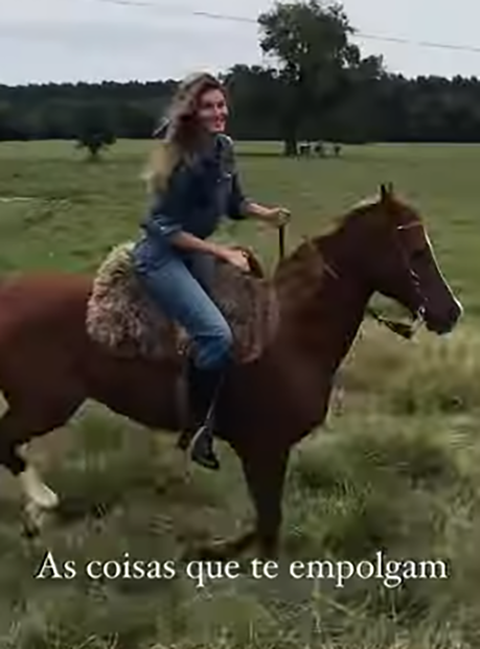 Ativista em defesa da natureza, ela gosta de postar imagens nas redes sociais em áreas verdes e curte cavalgar. 