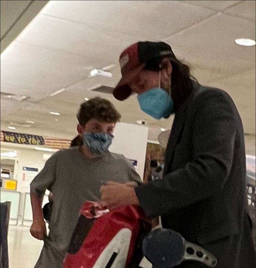 Na mesma época, ele deu atenção a um garoto num aeroporto. O jovem lhe pediu autógrafo após um voo de Londres para Nova York. 