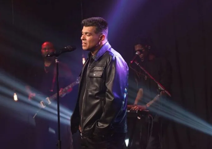 Em 2025, retomou a turnê "Nada Apaga Essa Paixão" para celebrar 30 anos de sua trajetória musical, apresentando repertório com seus principais hits.