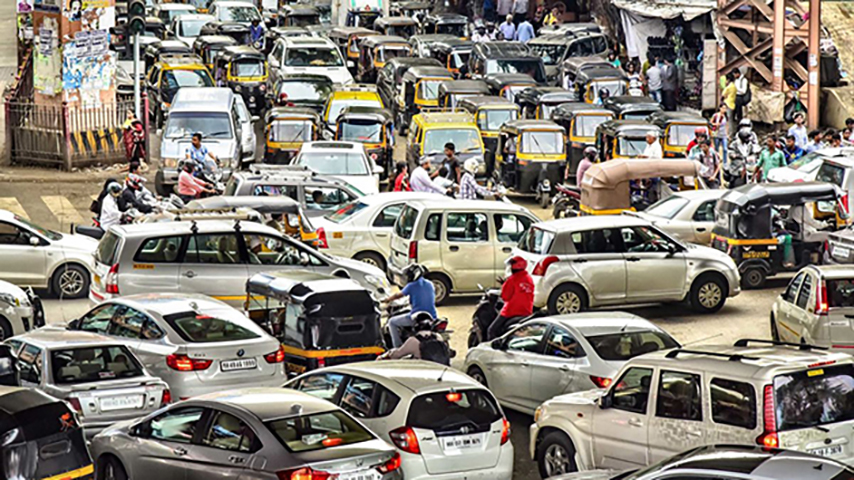 Mumbai é uma das cidades mais barulhentas do mundo porque os motoristas buzinam demais, o tempo todo. Para coibir essa prática, o governo instalou sensores que adiam a abertura do sinal verde se o motorista buzinar. Uma punição contra a impaciência.  - reprodução redes sociais