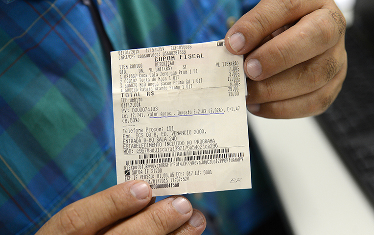 Em qualquer um dos casos é preciso ter em mãos a nota fiscal, onde estão registrados a data e o local da compra.