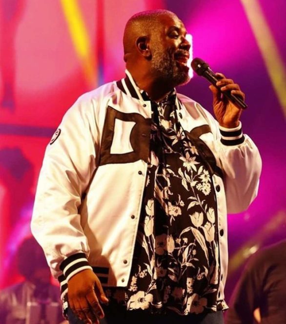O cantor e instrumentista Péricles, ex-vocalista do Exaltasamba, fazia um show na quadra da escola de samba Grande Rio quando começou a passar mal e desmaiou. Rapidamente ele foi internado em uma clínica para exames. 