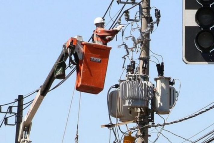 Pipa na rede eletrica - manutenção Rovena Rosa/Agência Brasil