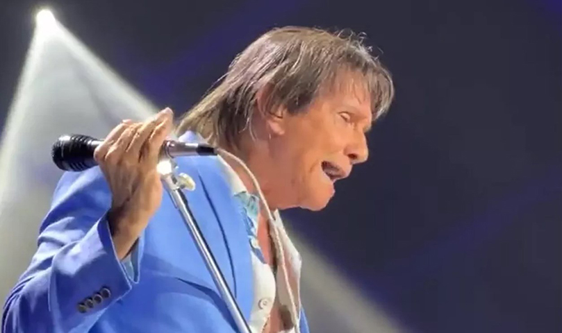 Quando o show se aproximava da reta final, dezenas de fãs se levantaram das cadeiras e foram em direção ao palco para dançar e gritar. O falatório irritou o 