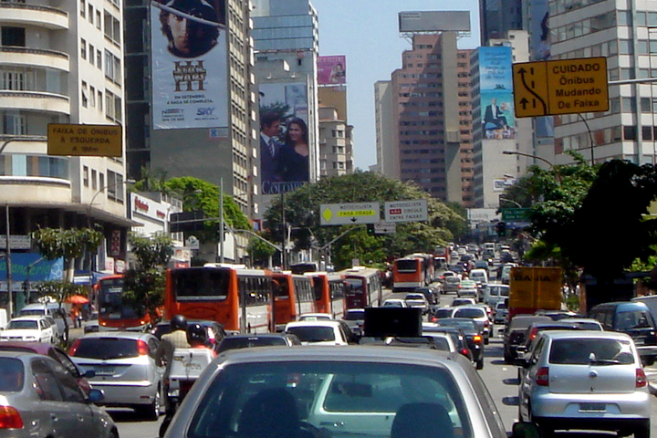 De acordo com os cientistas, a situação é agravada pelo fato de os carros ocuparem até 10% da área de vias em grandes cidades.
