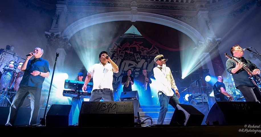 UB40 - Banda britânica que mistura Reggae e Pop, criada em 1978 na cidade de Birmingham e ainda em atividade. Popularizou o ritmo jamaicano entre ingleses brancos da classe operária, agregando um caráter social à performance musical. 