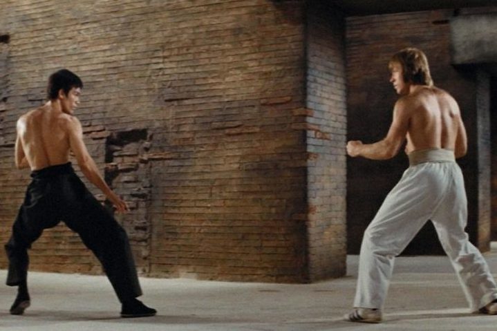 O ator Chuck Norris popularizou o karatÃª no cinema de aÃ§Ã£o dos EUA, como um dos mais renomados artistas marciais da histÃ³ria. Na foto, ele luta com o maior expoente, Bruce Lee, uma lenda nas artes marciais, especialista em diversas modalidades.