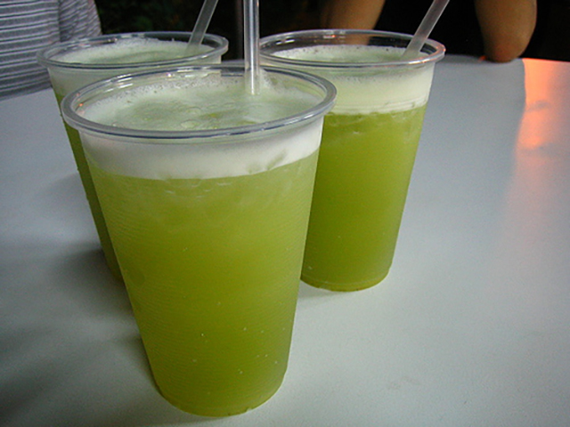 Caldo de cana - Essa bebida, muitas vezes, acompanha o pastel, principalmente em bares chineses. Mas o excesso de carboidrato pode causar, se houver consumo regular, problemas como diabetes e obesidade. 