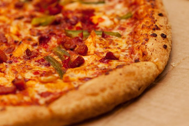 <p>Segundo os críticos, a combinação “equilibra cremosidade e sabor robusto de forma excepcional”. Confira outras pizzas do ranking!</p>
