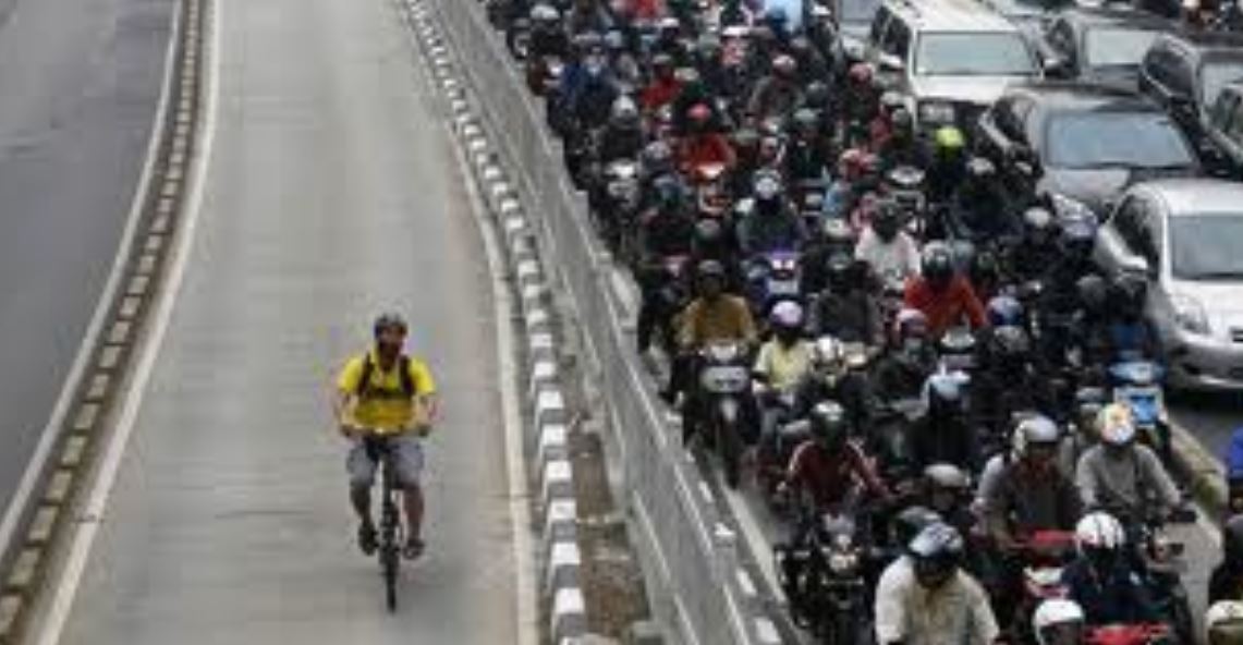 A melhor opção de transporte em Jacarta é a bicicleta, à margem do emaranhado de motos e carros. O trânsito é tão ruim que,  nos horários de pico, é proibido passar com carro que tenha menos de 3 pessoas. Um incentivo à carona.  - reprodução redes sociais 