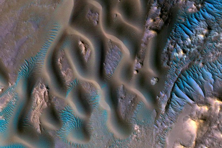 Em julho, uma sonda da NASA fez uma impressionante imagem em 3D das dunas do planeta Marte. Elas ficam numa região chamada Cratera Gamboa, que tem 1 km de extensão e é coberta por cristas sinuosas, separadas por até 10m de distância 