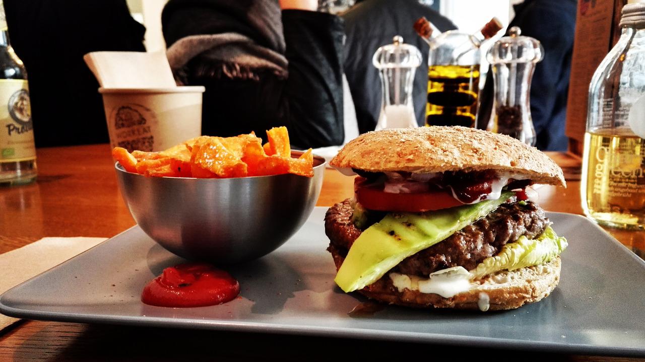 Seu consumo regular não é recomendado por nutricionistas por causa do baixo valor nutritivo e excesso de gordura ou açúcar. Mas, de vez em quando, por que não? E quem gosta dessas delícias ganhou mais um incentivo: a adesão da bela e talentosa Katy Perry. 