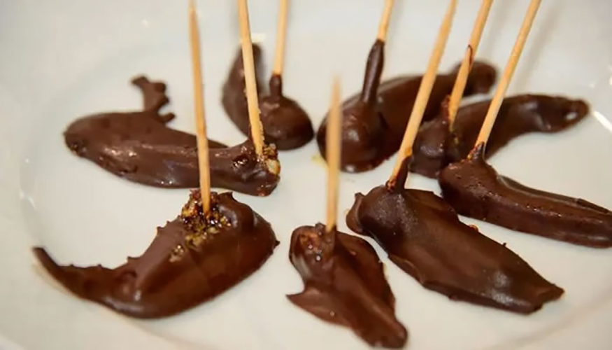 Gafanhotos com chocolate - Em Israel, gafanhotos cobertos de chocolate sÃ£o uma sobremesa doce comum. Os insetos tambÃ©m sÃ£o fritos para a refeiÃ§Ã£o. 