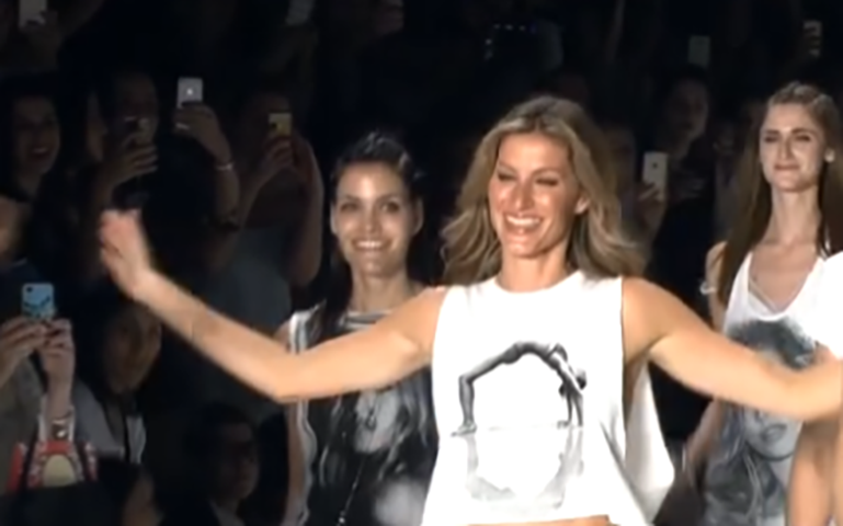 Ela encerrou oficialmente a carreira em 2015. Seu último desfile foi pela marca Colcci na São Paulo Fashion Week, em 15/4 daquele ano (foto).  