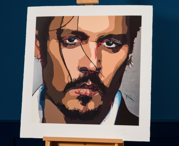 Em 2023, Johnny Depp anunciou a venda de um retrato (foto) feito na época em que ele e a ex-mulher viviam a batalha judicial nos EUA. Batizada de Five, a obra foi colocada à venda pela Castle Fine Art por 1.950 libras (R$ 14.600 na cotação atual) sem moldura e 2.500 libras com moldura. 