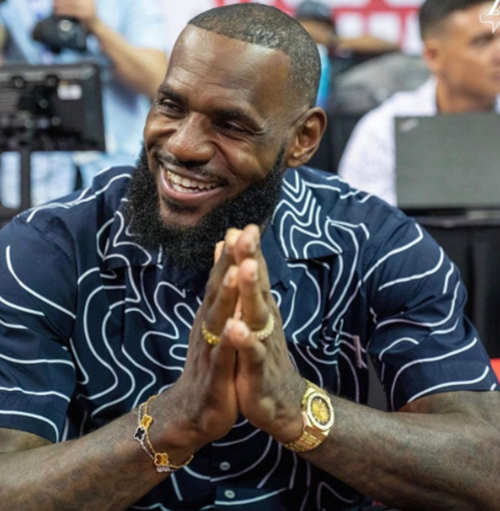Nascido em Akron, Ohio, Estados Unidos, em 1984, "King James" é amplamente reconhecido como um dos maiores jogadores de basquete de todos os tempos. - Reprodução/Instagram