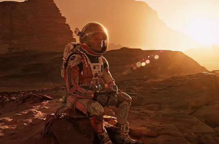 Outro filme famoso do gênero é "Perdido em Marte". O astronauta Mark Watney (Matt Damon) vai realizar uma missão no planeta. Depois de uma tempestade, toda a sua equipe na Terra acredita que ele está morto. Mark inicia uma jornada de tentar fazer contato com Terra e retornar para sua casa.
