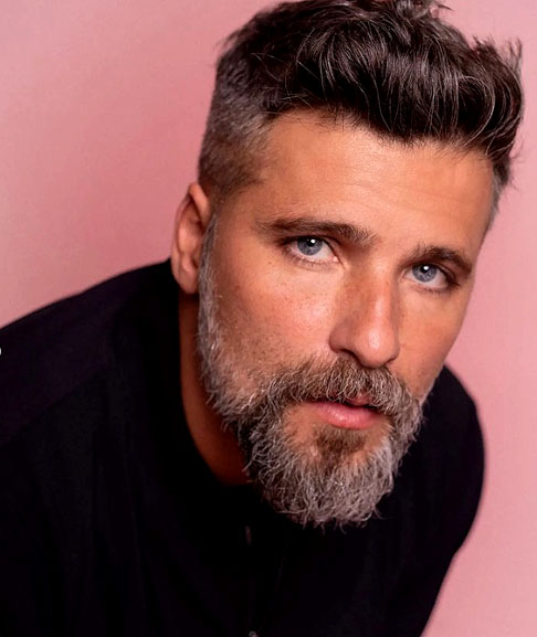 Conheça mais, a seguir, sobre Bruno Gagliasso. Nascido no dia 13 de abril de 1982, no Rio de Janeiro, é um ator, produtor e empresário conhecido por interpretar diversos personagens de sucesso no cinema e em novelas e séries da TV Globo, como 