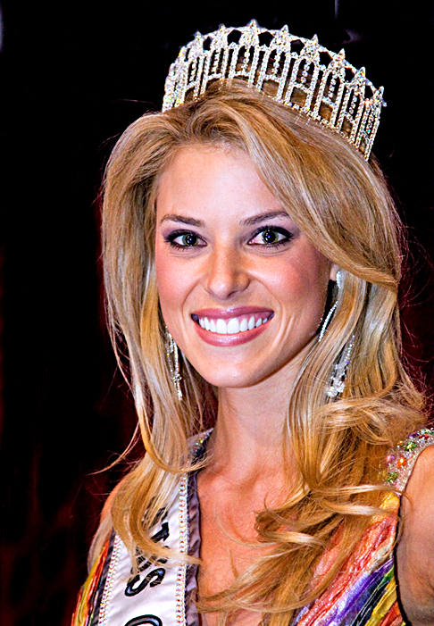 Caroline "Carrie" Prejean (2009) - A Miss Califórnia disse que, embora respeitasse as pessoas que se relacionam com outras do mesmo gênero , o casamento deveria ser apenas entre pessoas hetero. A repercussão foi tão grande que ela perdeu a coroa. 