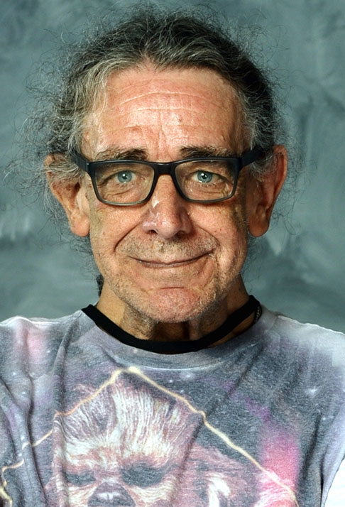 Em memória de Peter Mayhew, citamos o ator nascido em 19/5/1944 em Londres, na Inglaterra, que morreu aos 74 anos em 2019. Conhecido pelo papel de Chewbacca na saga "Star Wars", ele tinha 2,20 metros. 
