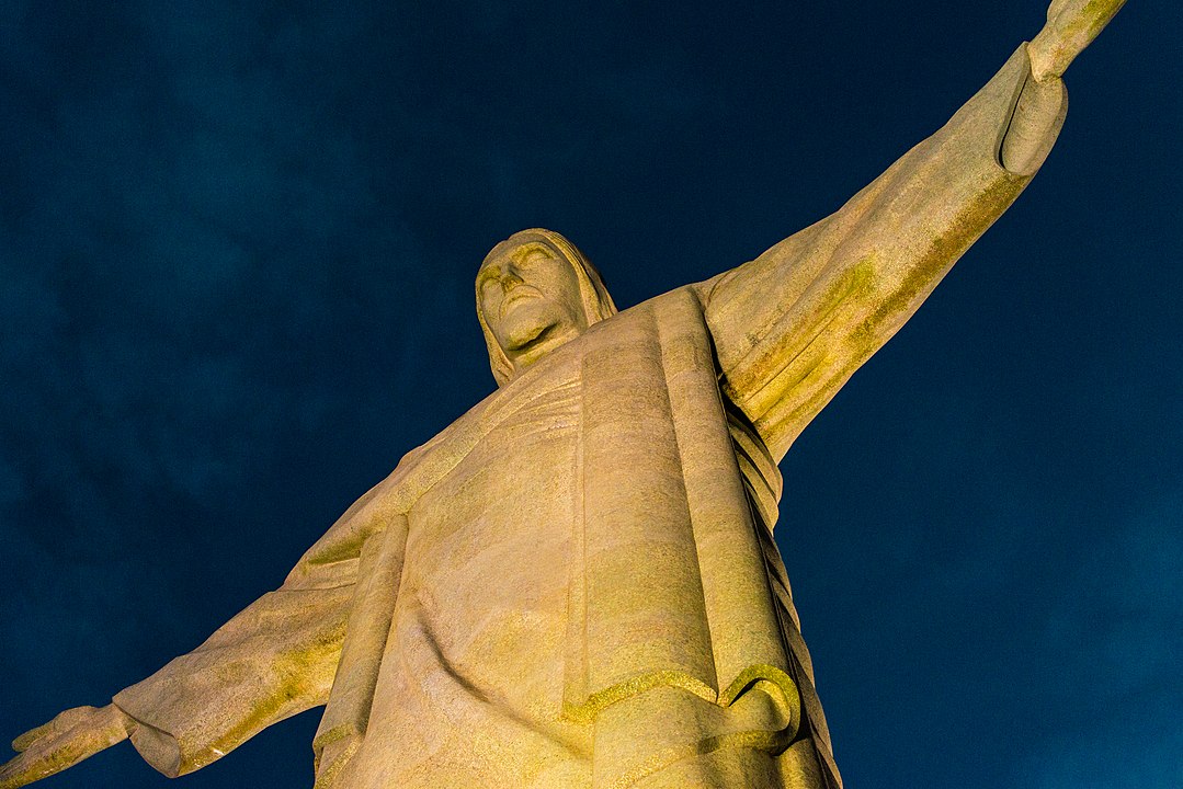 O monumento foi construído na França a partir de 1922 por meio de uma colaboração entre os brasileiros Heitor da Silva Costa e Carlos Oswald, os franceses Paul Landowski e Albert Caquot e o romeno Gheorghe Leonida. Sua inauguração ocorreu no dia 12 de outubro de 1931, dia de Nossa Senhora Aparecida. Ele é uma das chamadas sete maravilhas do mundo moderno. Veja a seguir as outras!