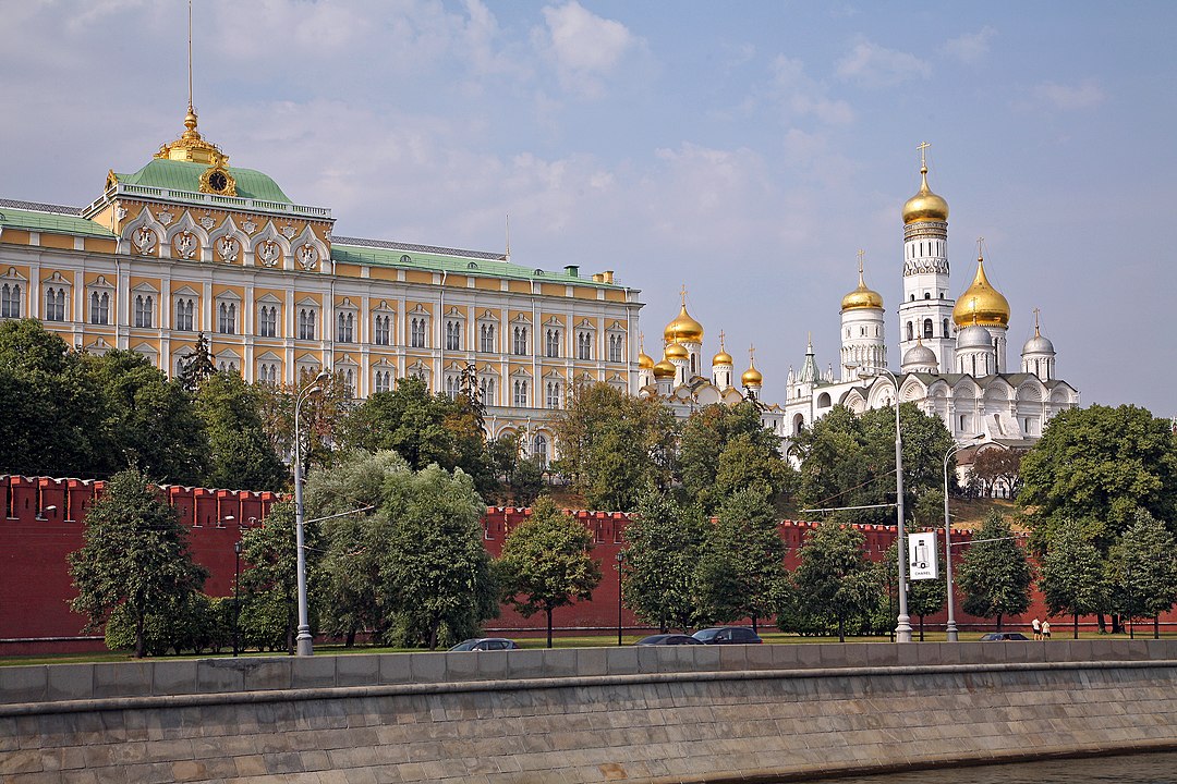 Rússia (Ásia e Europa)-  Com 17,1 milhões de km² e 145 milhões de habitantes, está em dois continentes. É uma potência energética focada em petróleo e gás. E uma das maiores detentoras de poderio bélico. O Kremlim, em Moscou, detém uma rivalidade histórica com os EUA. O Lago Baikal, na Sibéria, é uma atração do país, sendo o mais profundo e antigo lago de água doce do mundo.