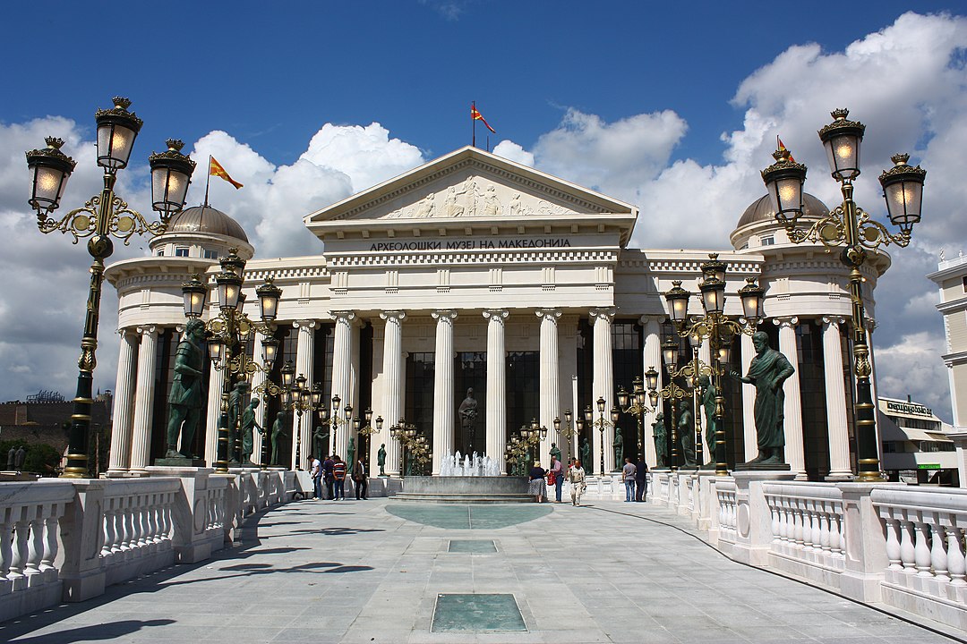 Em 2019, a mudança foi feita para obter aliança com a Otan e se distinguir da Macedônia na Grécia. 