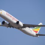 O avião sobrevoou o aeroporto a uma altitude de 11 mil metros, sem qualquer indicação de que deveriam descer ali.