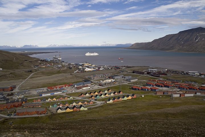 A principal ilha é Spitsbergen, onde fica a capital administrativa, Longyearbyen.